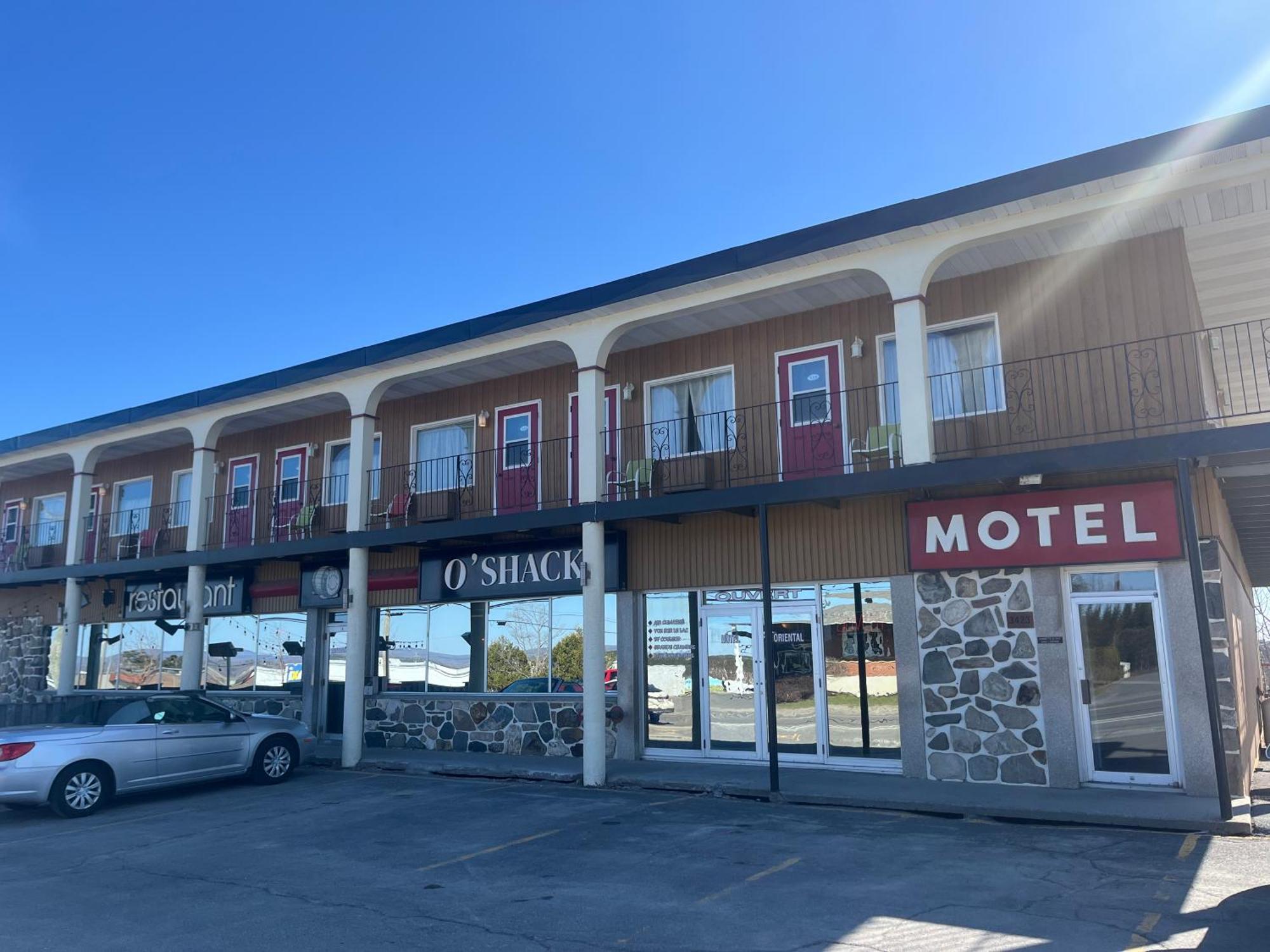 Hotel Motel Le Chateau Lac-Megantic Exterior photo