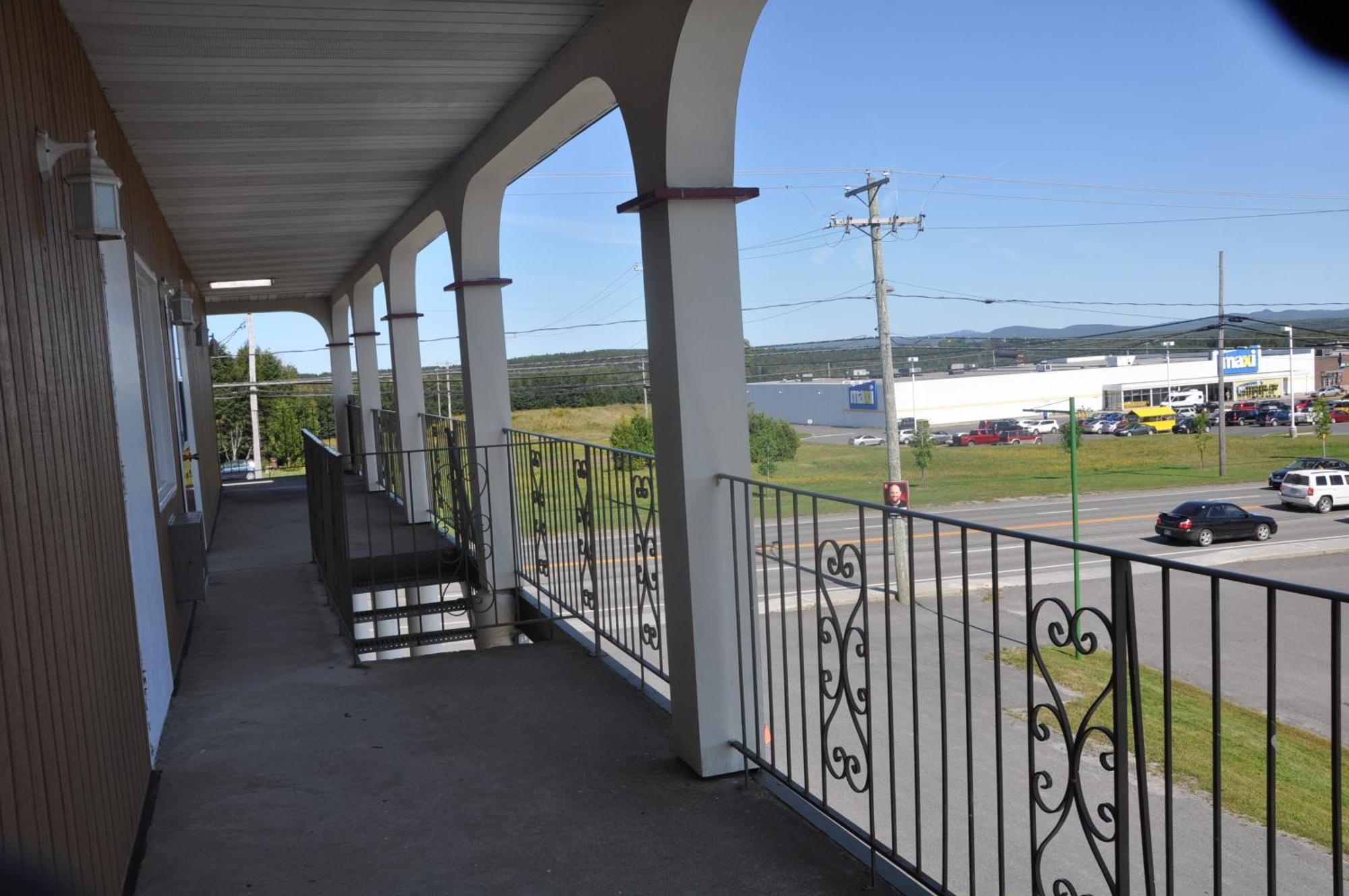 Hotel Motel Le Chateau Lac-Megantic Exterior photo