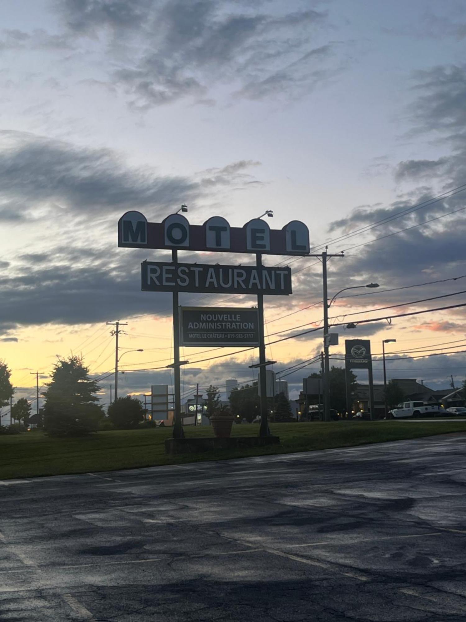 Hotel Motel Le Chateau Lac-Megantic Exterior photo