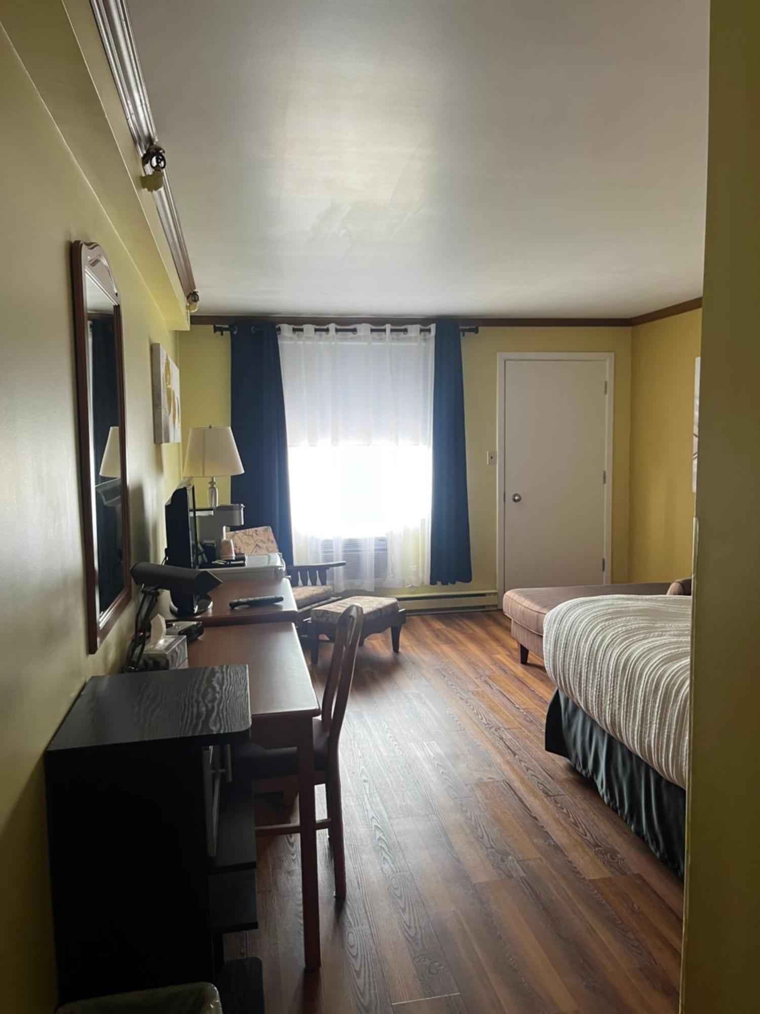 Hotel Motel Le Chateau Lac-Megantic Exterior photo