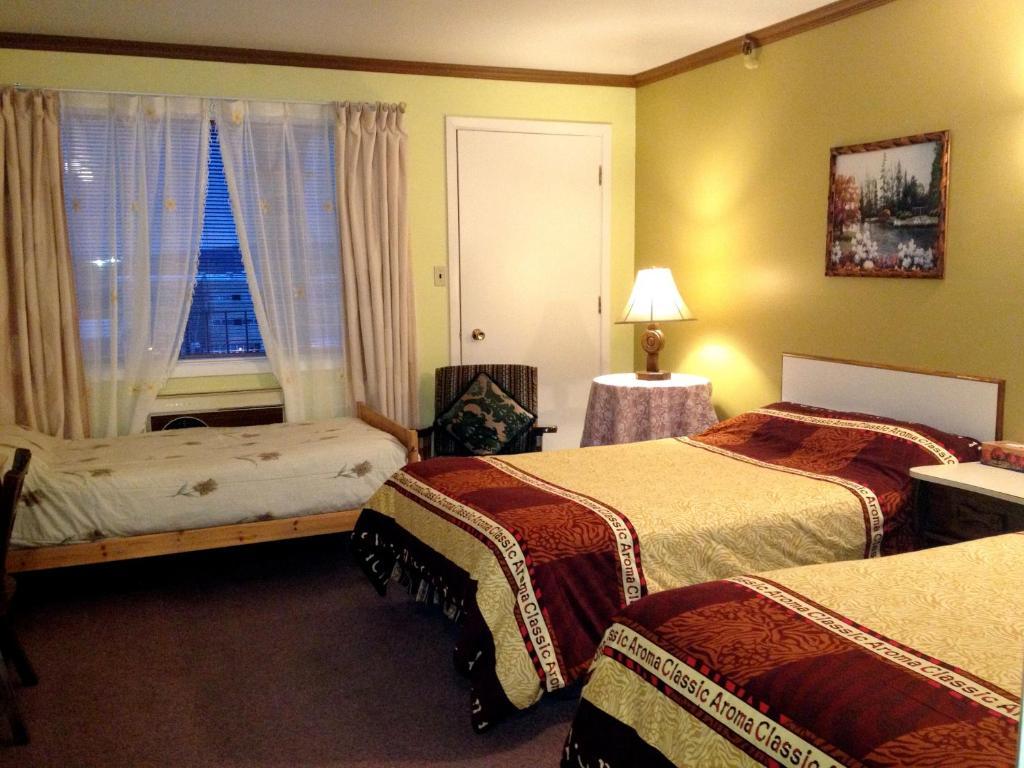 Hotel Motel Le Chateau Lac-Megantic Room photo