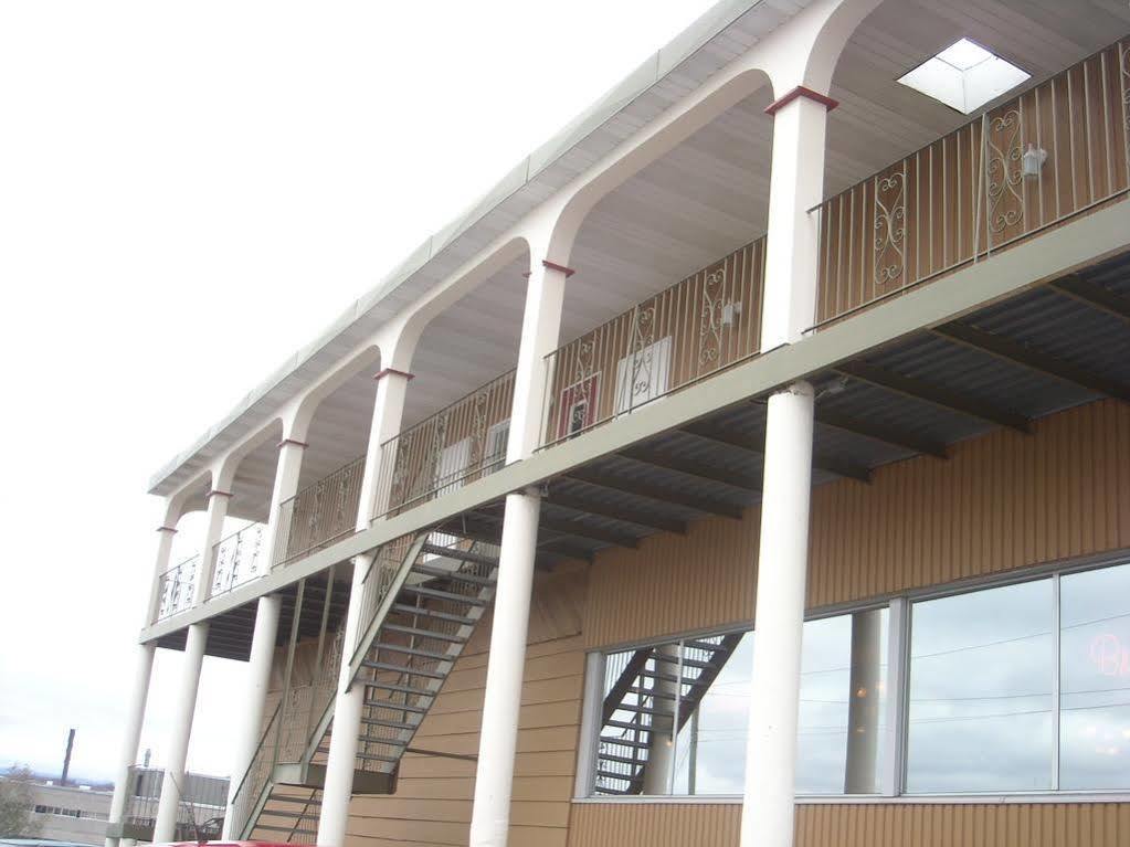 Hotel Motel Le Chateau Lac-Megantic Exterior photo